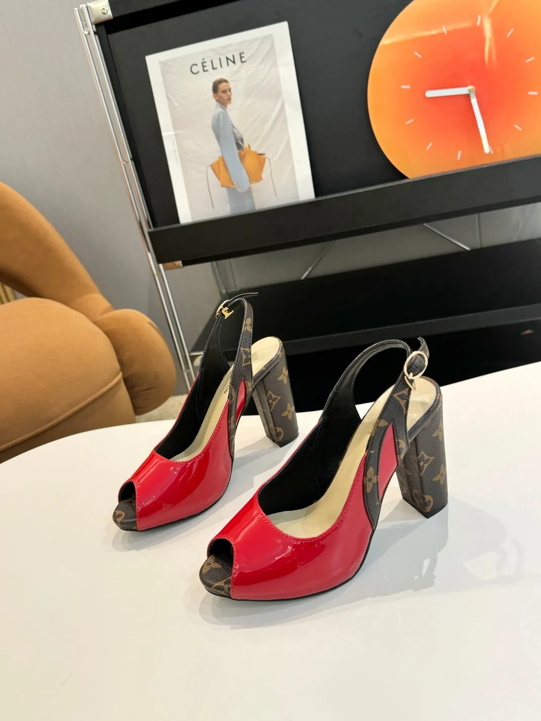 👟👟Ex-factory price 400👟👟 Louis Vuitton Louis Vuitton, 2025 high-heeled sandals, modern and fashionable in one! Release a powerful aura like a queen and capture everyone's attention instantly! Fabric: LV classic presbyopia + patent leather Lining/foot pads: imported lambskin Heel height 9.5cm; Front platform: 1.5cm Code number: 35-41